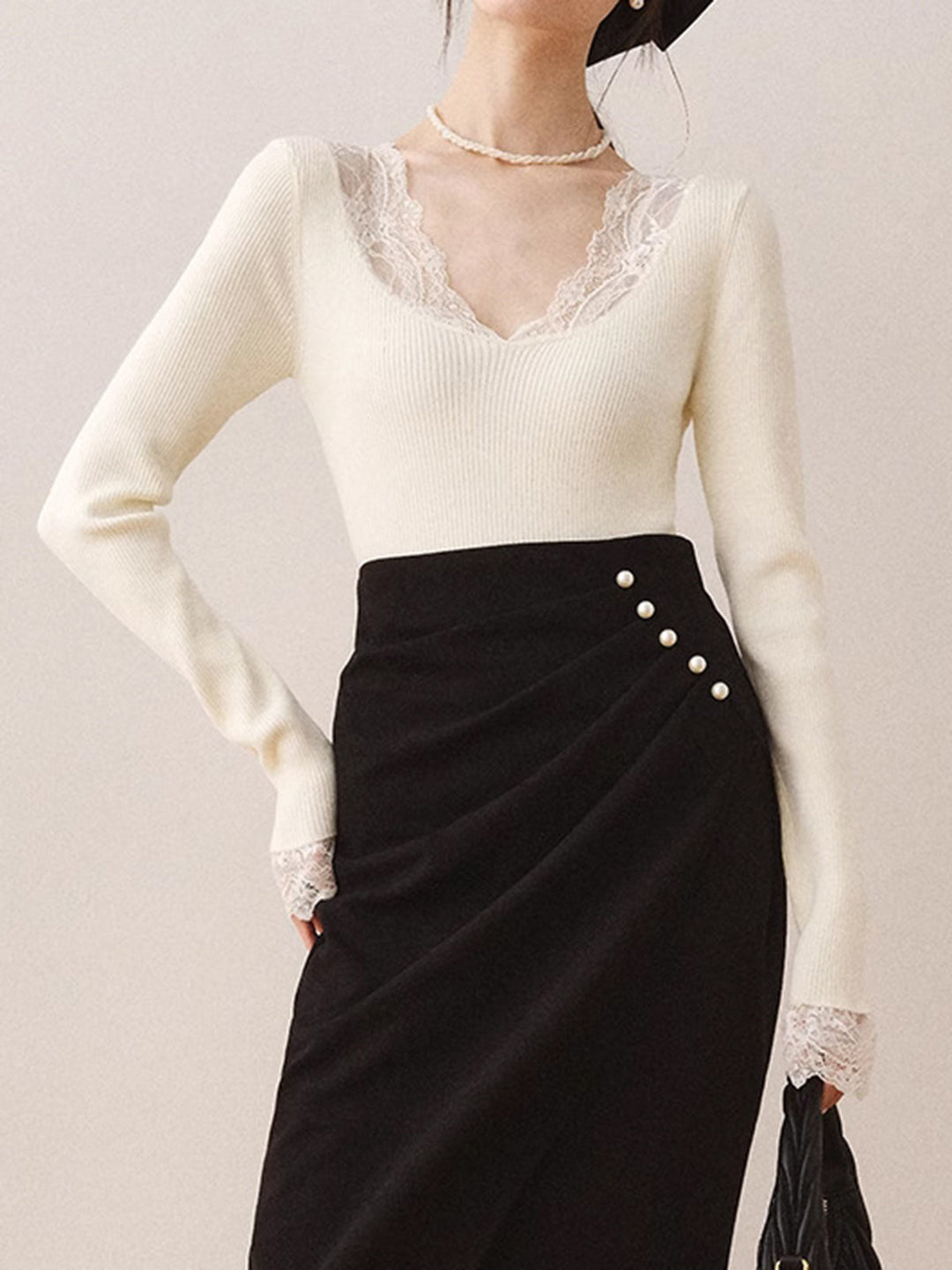 Стилна плетена блуза с дантелени шевове 