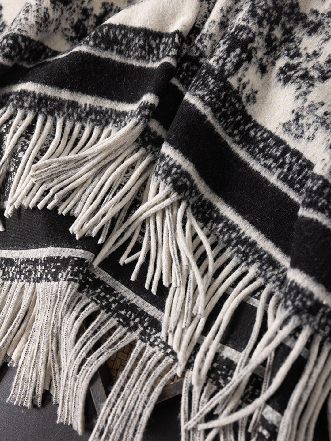 Ретро шал с мастилена живопис с пискюли 