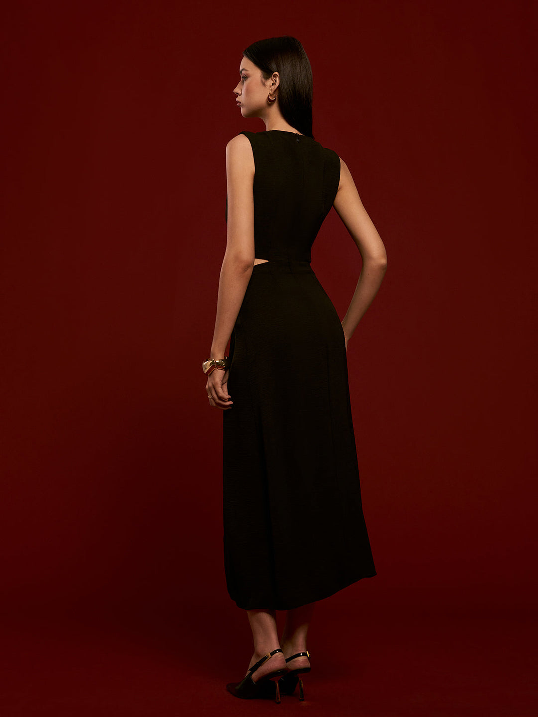 Вечерна рокля от воал от шифон с метален пръстен и изрез 