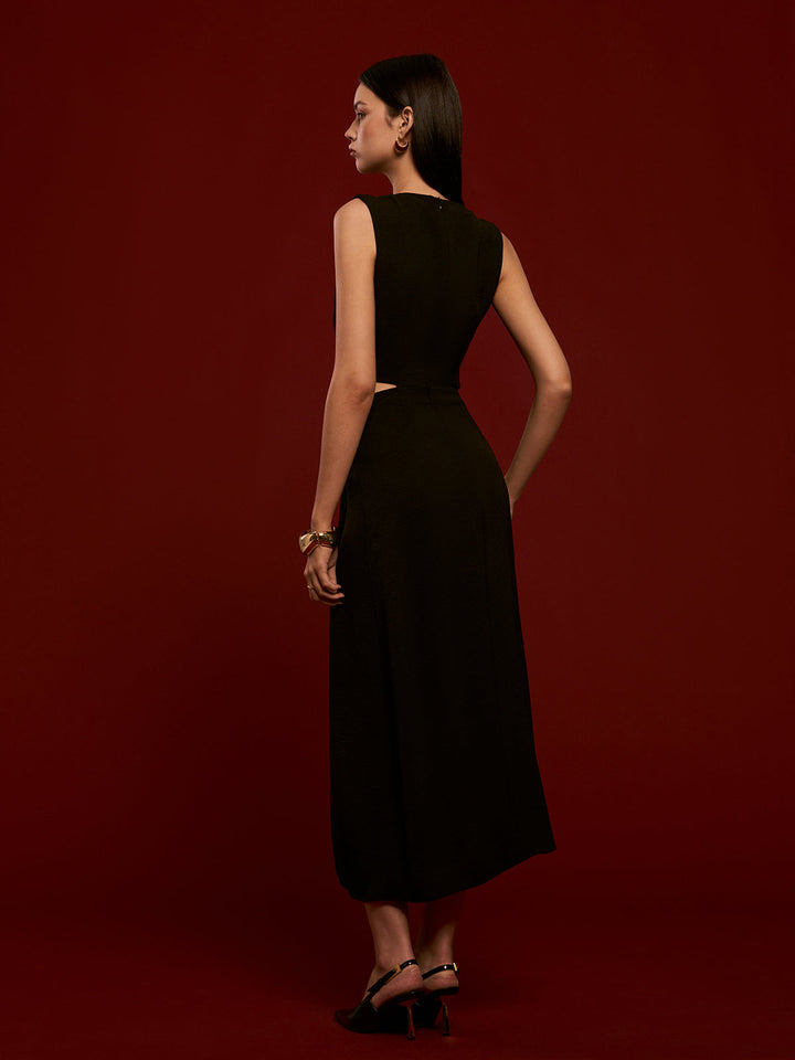 Вечерна рокля от воал от шифон с метален пръстен и изрез 