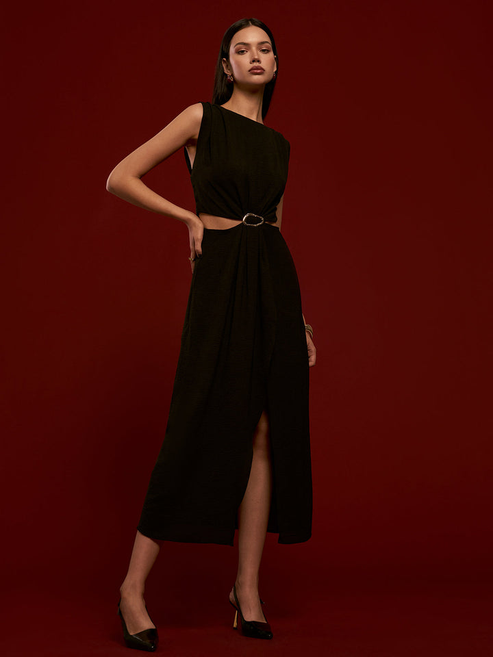 Вечерна рокля от воал от шифон с метален пръстен и изрез 