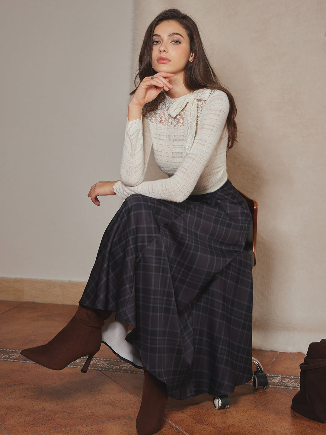 Тънка блуза с дантелена панделка 