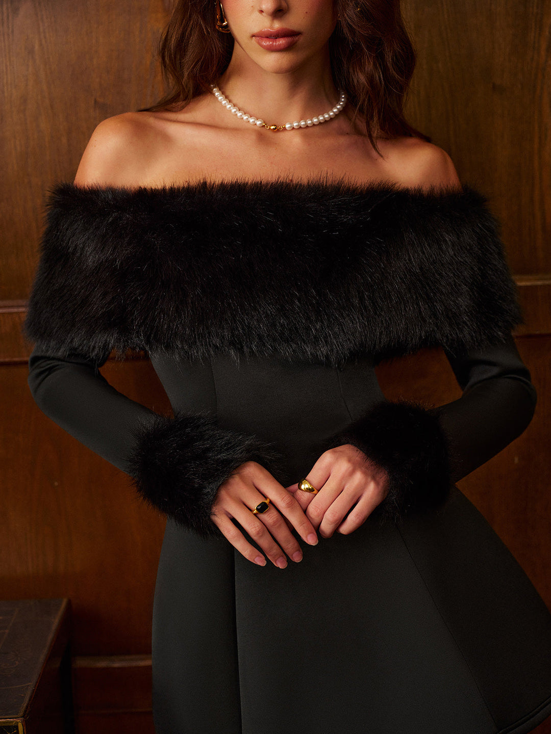 Елегантна мини рокля с открити рамене и изкуствена кожа