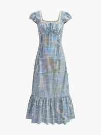 Şık Ekoseli Elbise ile Zarif Dantel Paneller