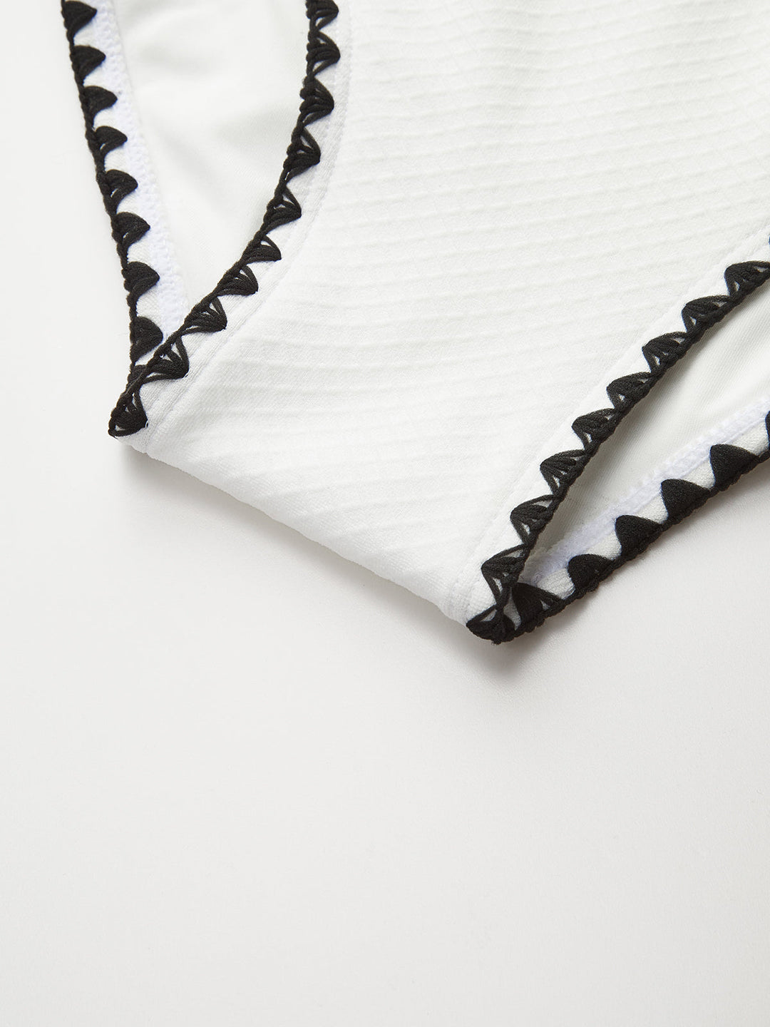 Стилно лятно забавление с шикозния бански с едно рамо и изрязан крачол