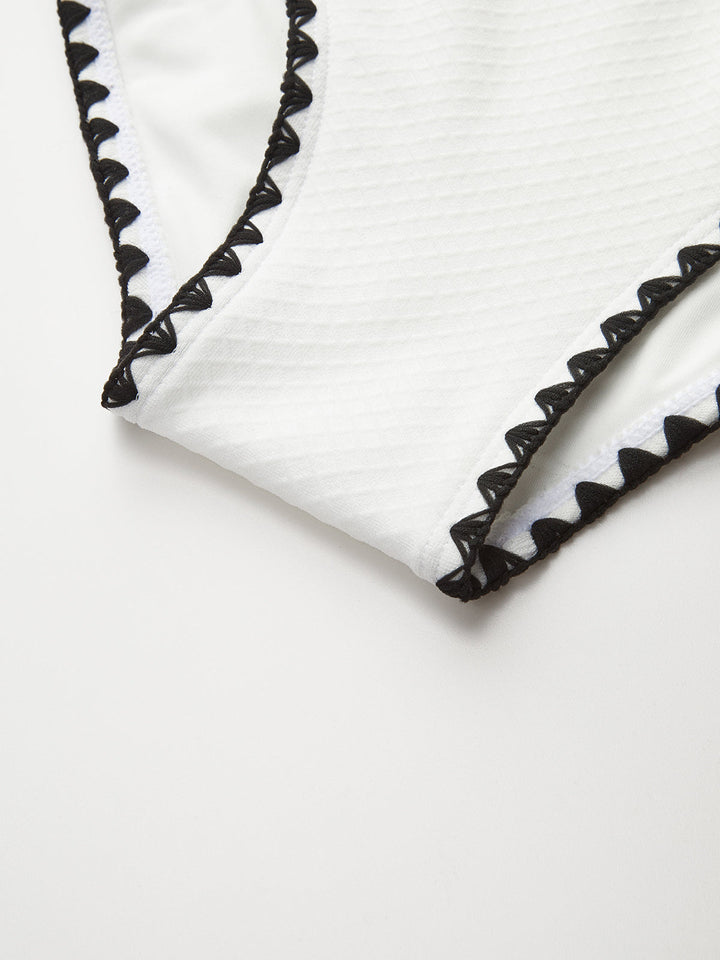 Стилно лятно забавление с шикозния бански с едно рамо и изрязан крачол