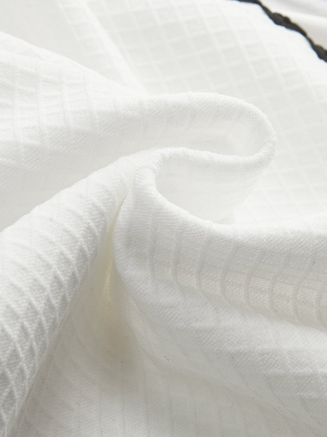 Стилно лятно забавление с шикозния бански с едно рамо и изрязан крачол