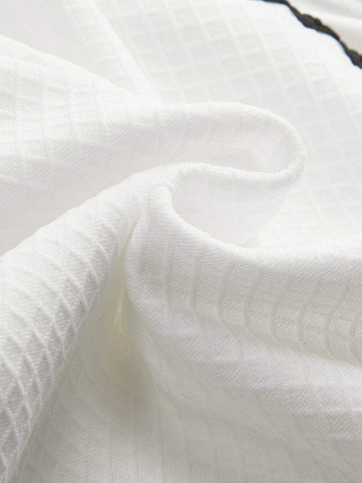 Стилно лятно забавление с шикозния бански с едно рамо и изрязан крачол