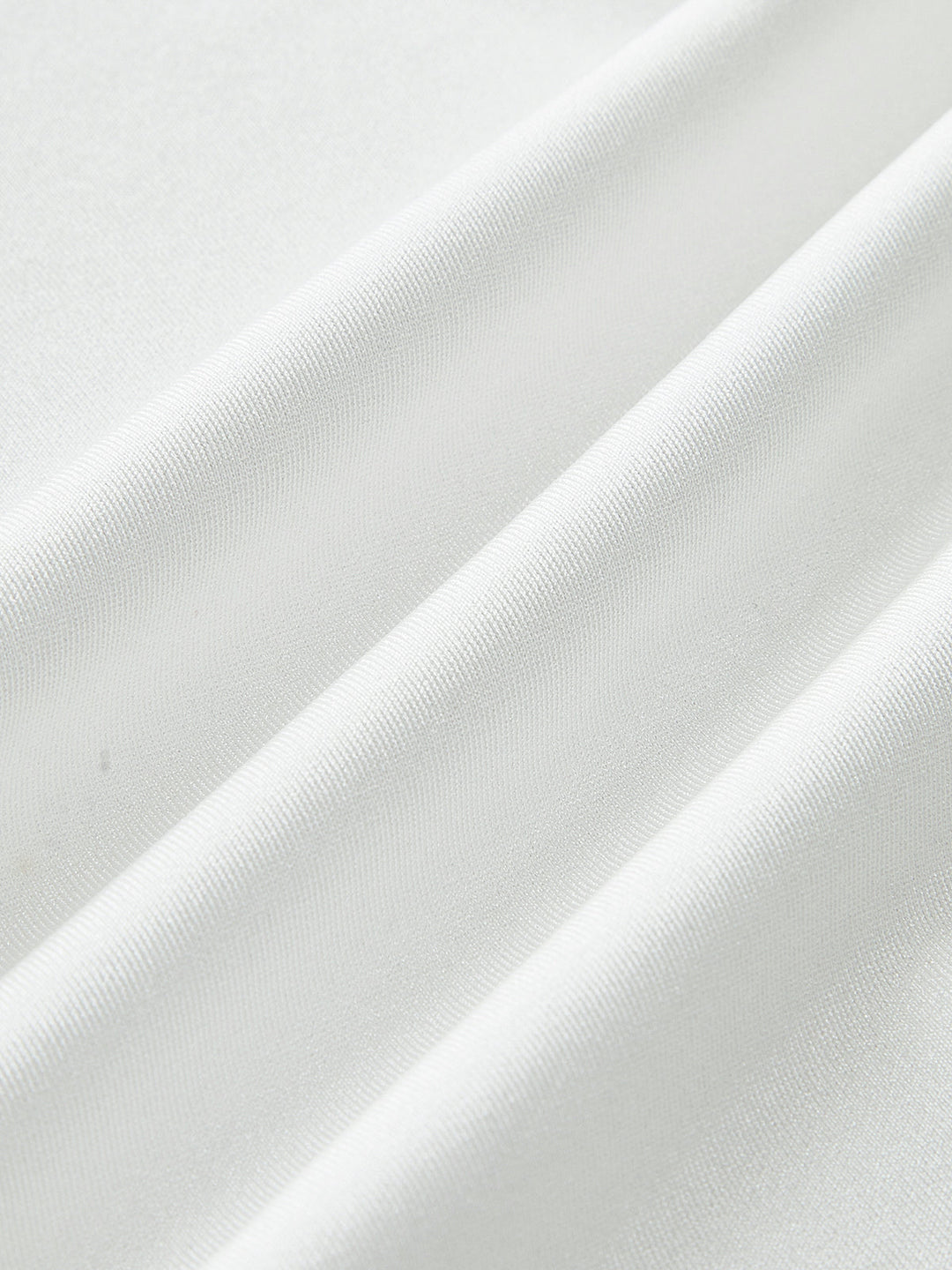 Елегантен златен бикини с детайли и стилно закопчаване