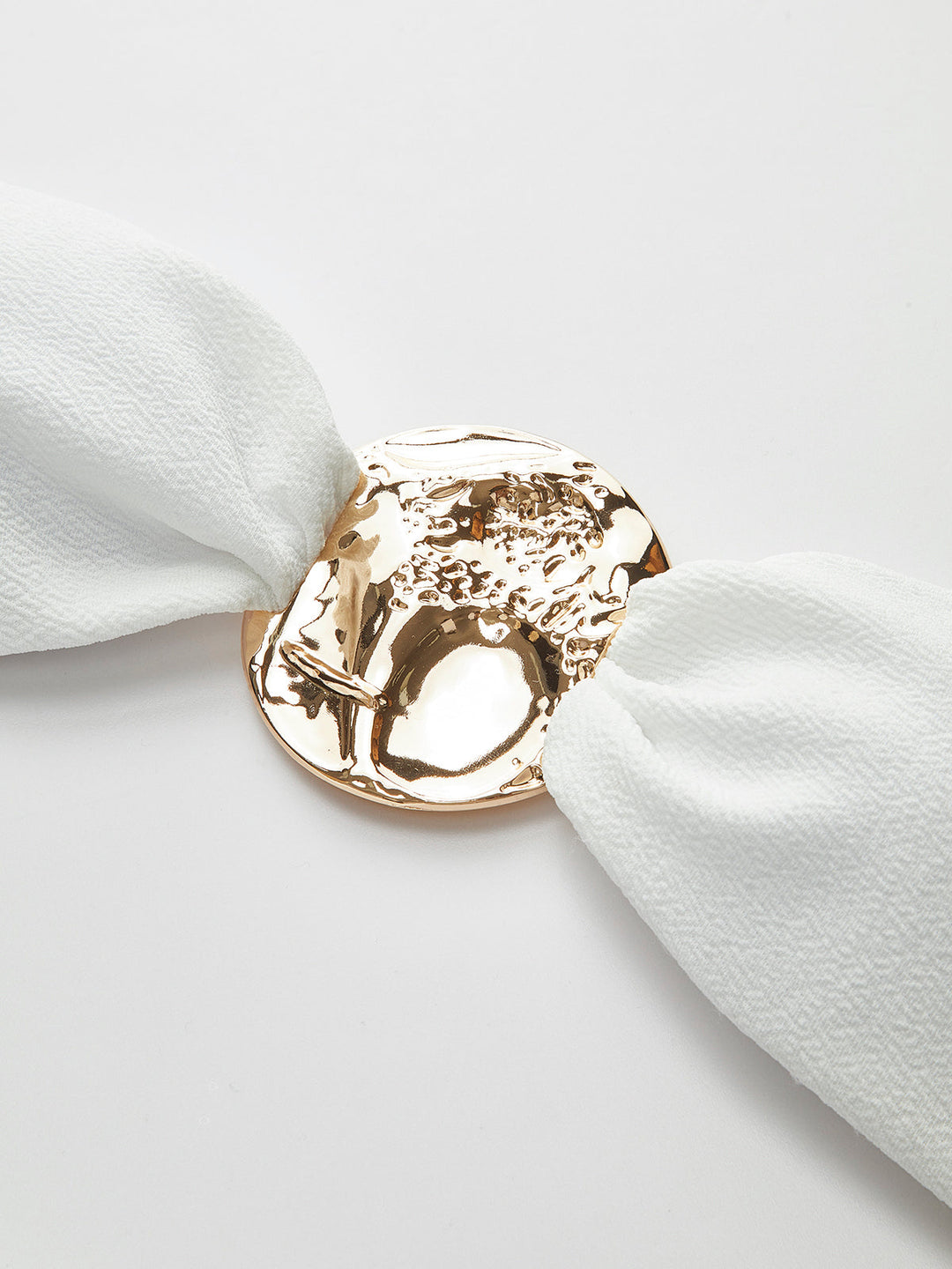 Елегантен златен бикини с детайли и стилно закопчаване