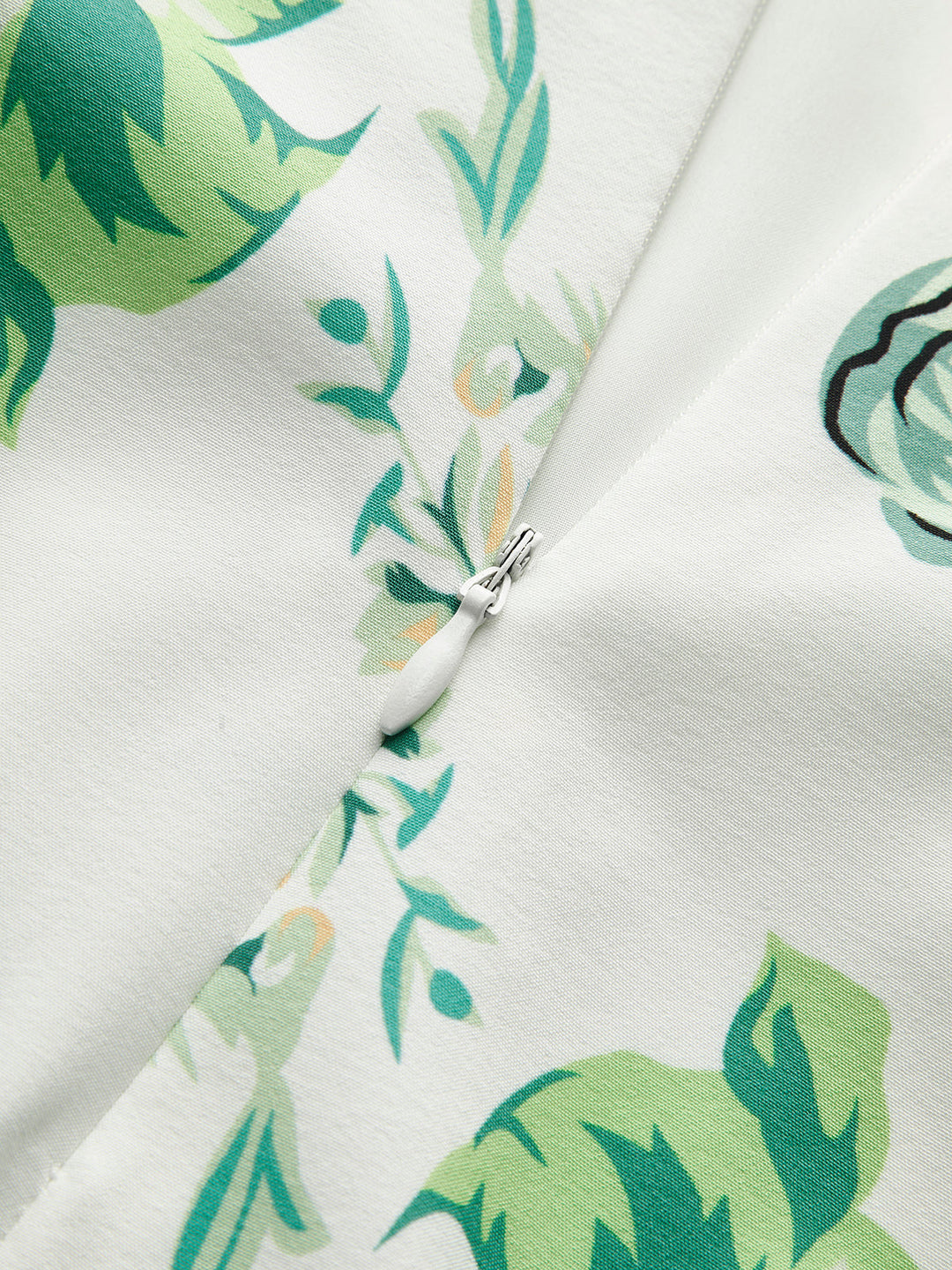 Çiçek Desenli Kuşak Aksesuarlı Sırt Dekolteli Elbise ile Şık Kare Yaka