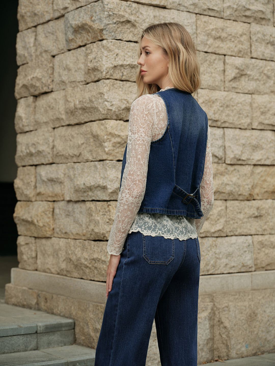 Şık Denim Yelek ile Rahat Şıklık