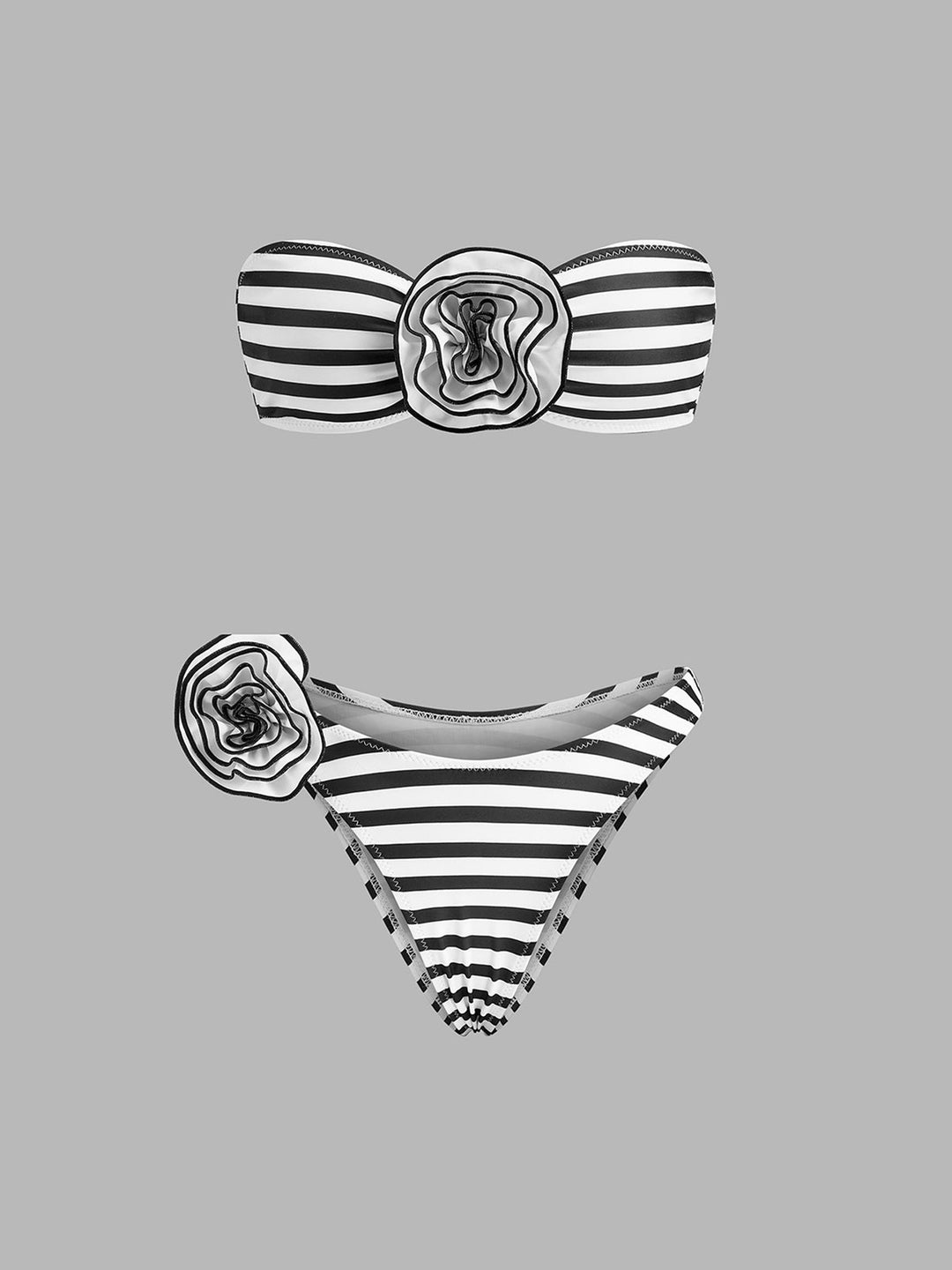 Стилен комплект бикини на райета с флорални акценти