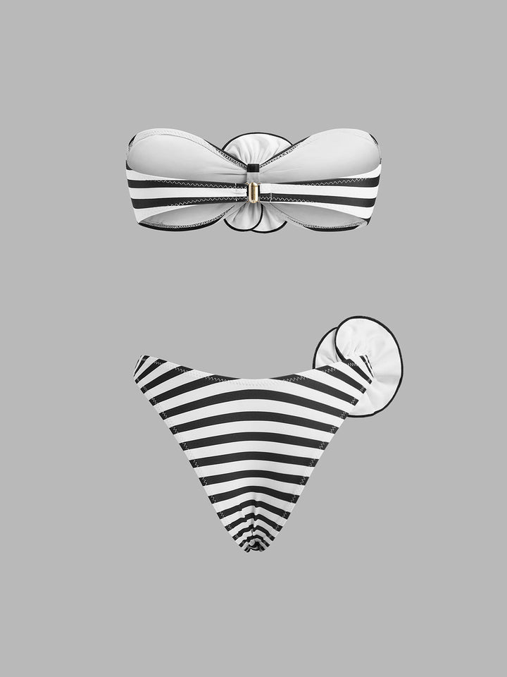 Стилен комплект бикини на райета с флорални акценти