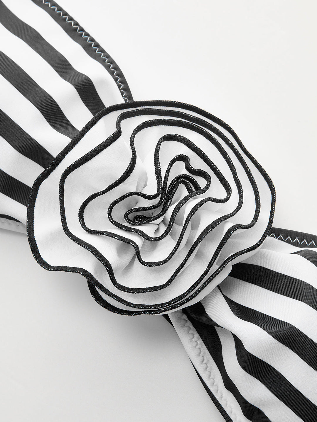 Стилен комплект бикини на райета с флорални акценти