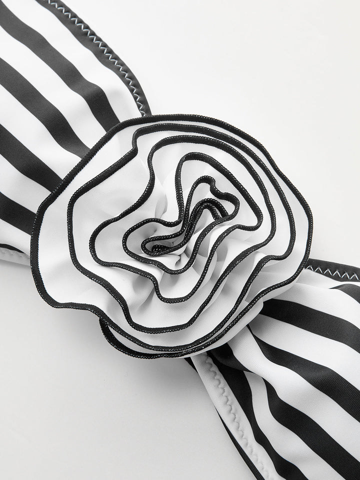 Стилен комплект бикини на райета с флорални акценти