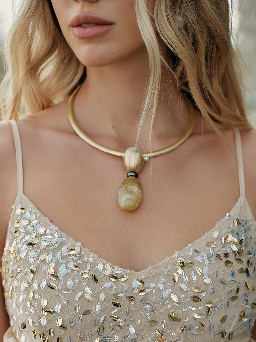 Стилно минималистично колие с капка