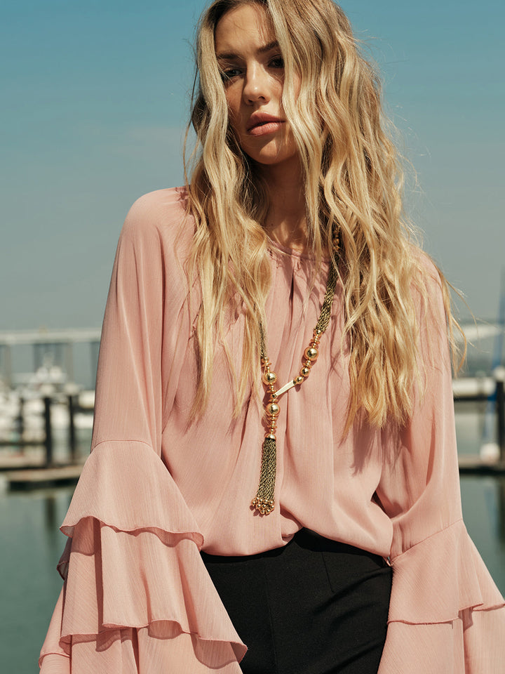 Стилно колие с метални мъниста и пискюли