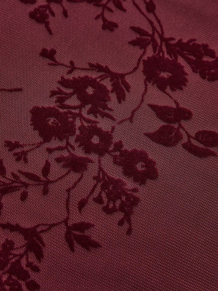 Елегантна вечерна рокля с флорален принт, пола с волан и дизайн с презрамки