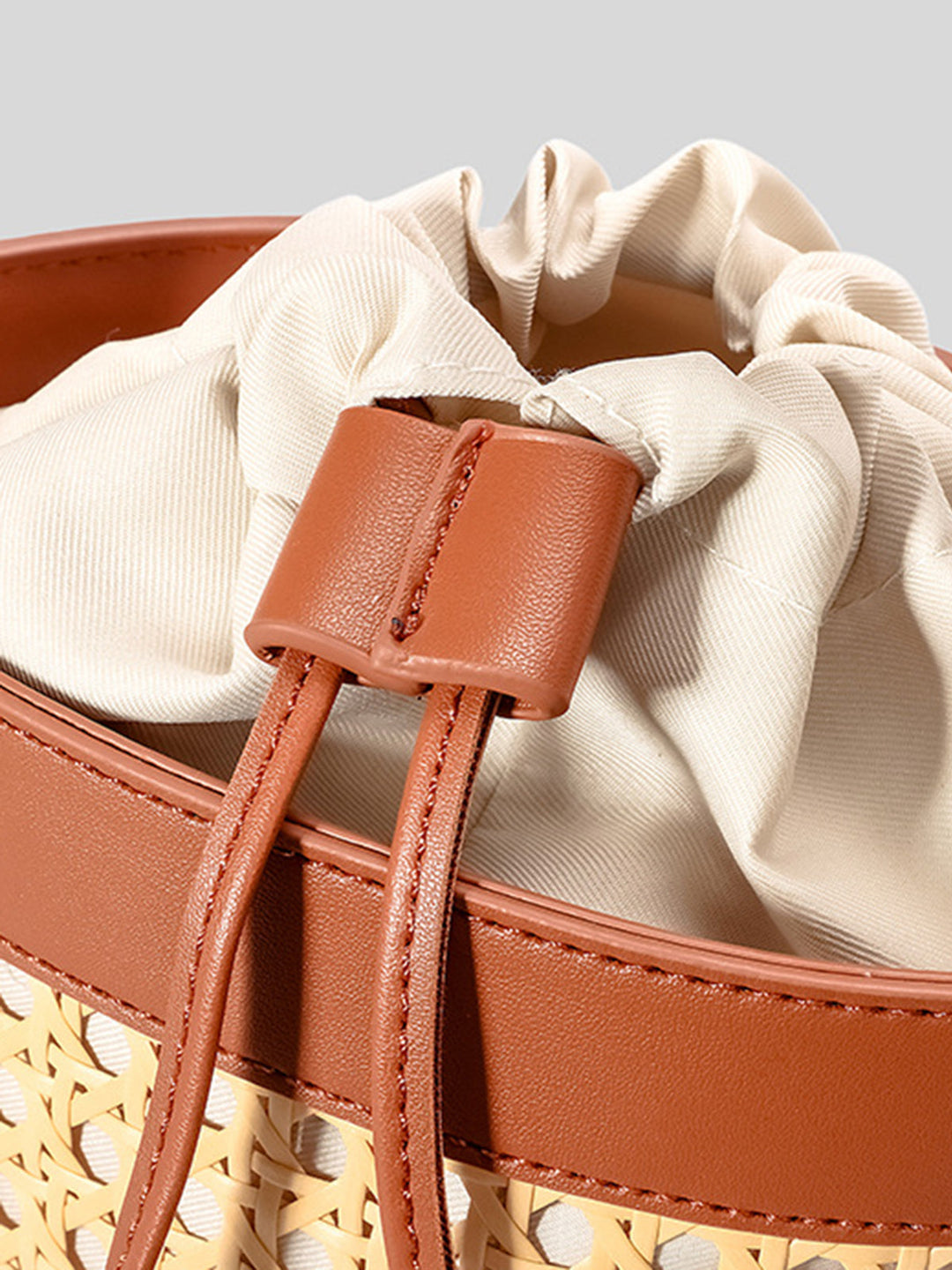 Şık Rattan İpli Kova Çanta ile Rahat Tarz