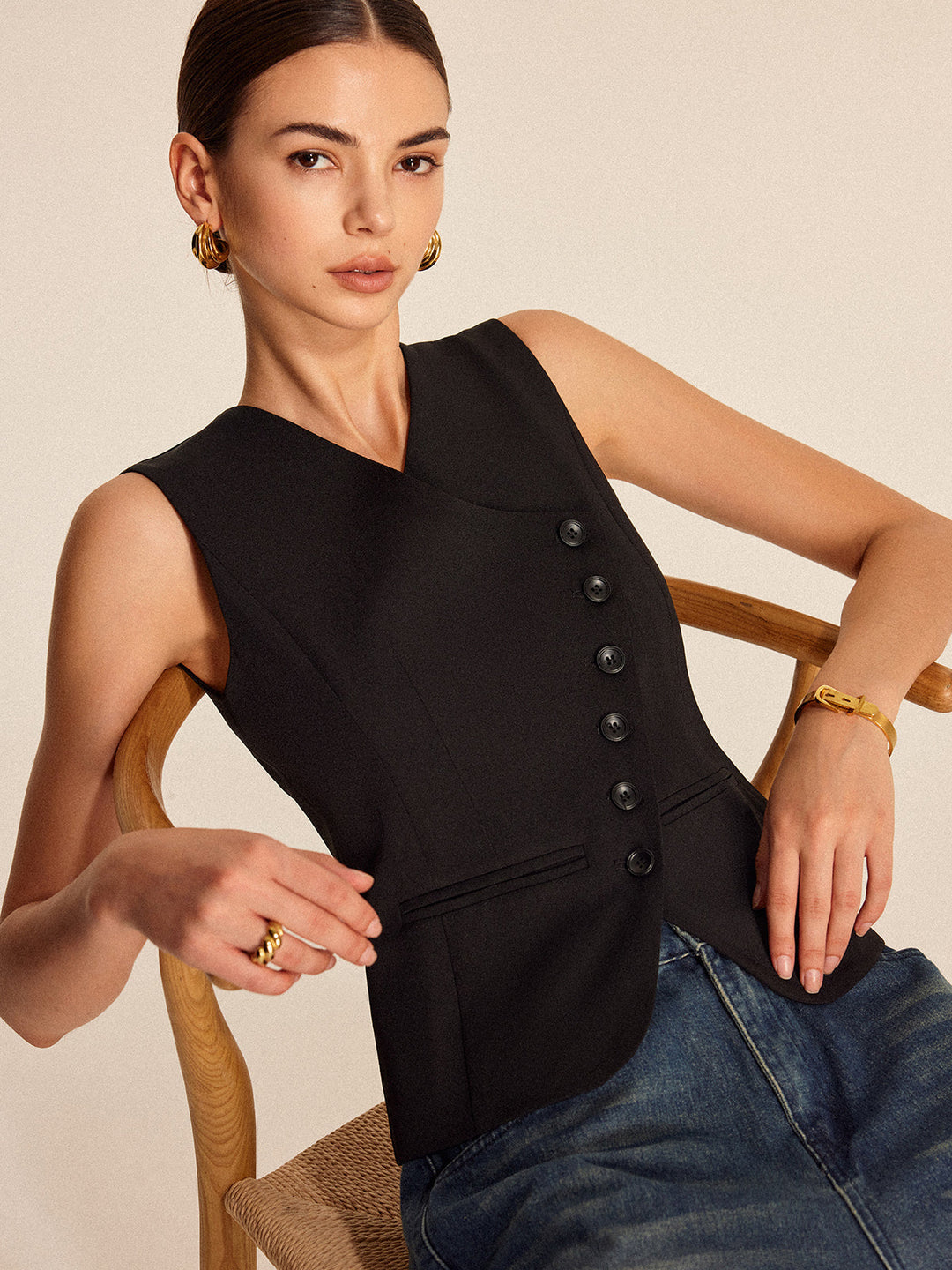 Şık V-Yaka Düğmeli Yelek ile Zahmetsiz Tarz