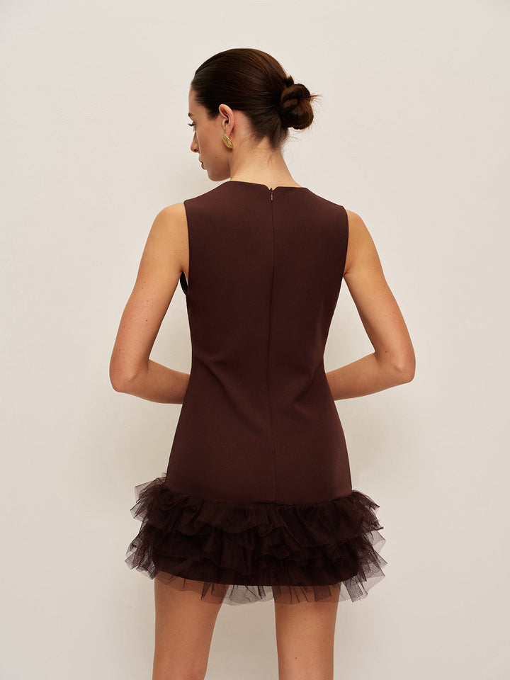 Şık Askısız Elbise ile Cazibeli Volanlı Etek