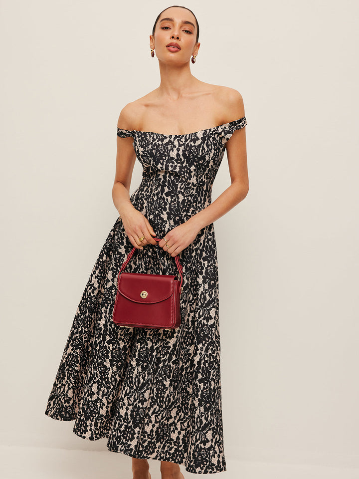 Şık Omuz Açık Çiçekli Elbise ile Stil Sahibi Bir Yaz