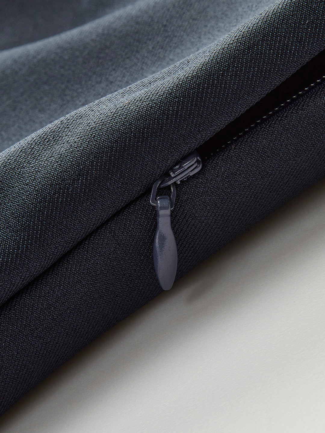 Стилна плисирана рокля със стилен детайл с широко деколте