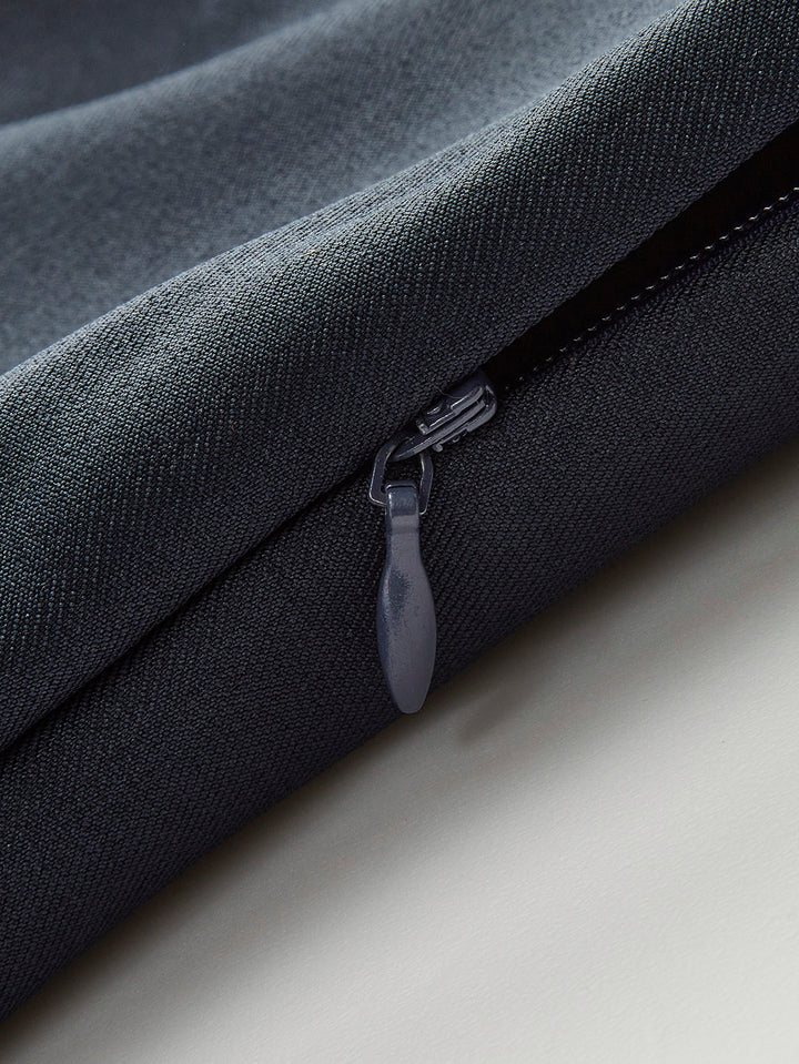 Стилна плисирана рокля със стилен детайл с широко деколте