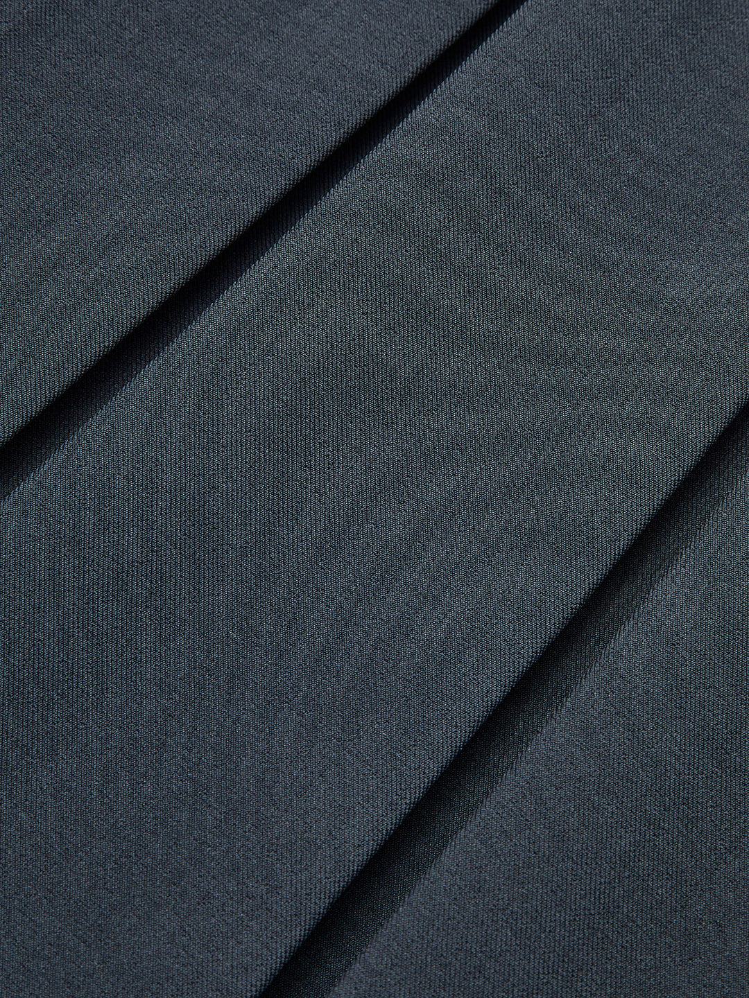 Стилна плисирана рокля със стилен детайл с широко деколте