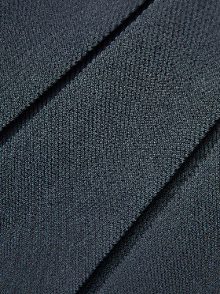 Стилна плисирана рокля със стилен детайл с широко деколте