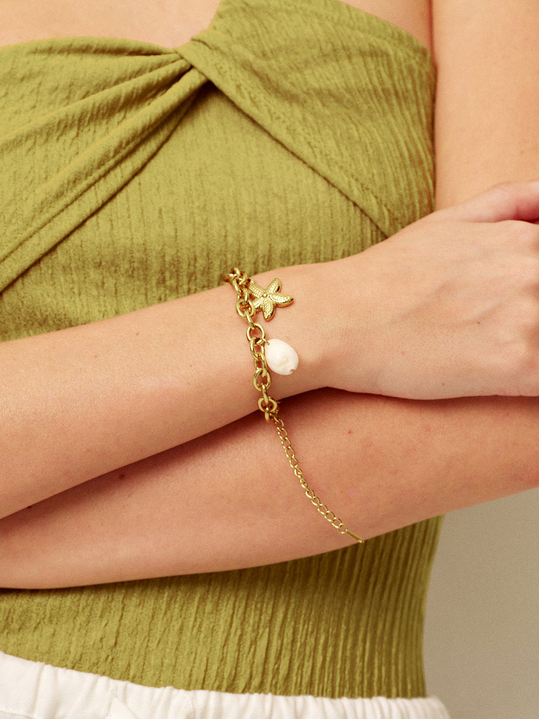 Şık Altın Zincir Bilezik ile Çekici İstiridye Aksanı