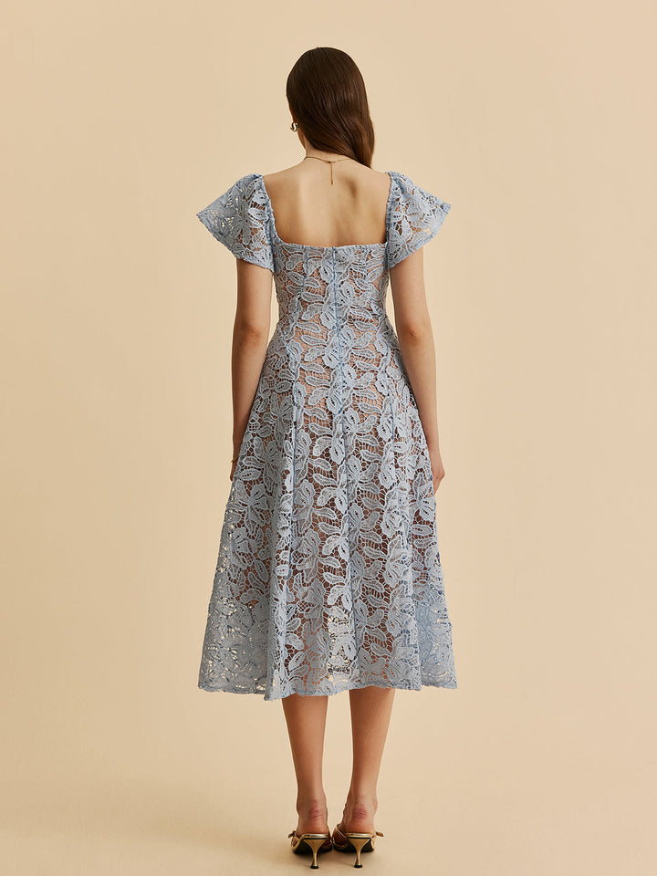 Очарователна дантелена рокля с деколте тип „сърце“