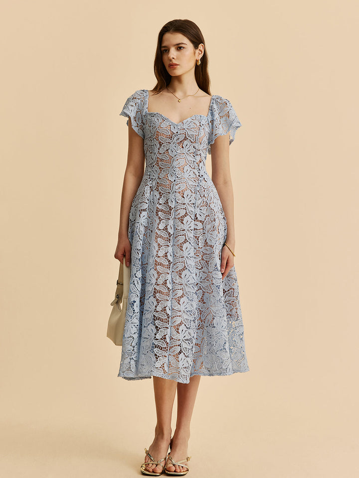 Очарователна дантелена рокля с деколте тип „сърце“