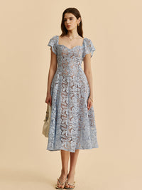 Очарователна дантелена рокля с деколте тип „сърце“