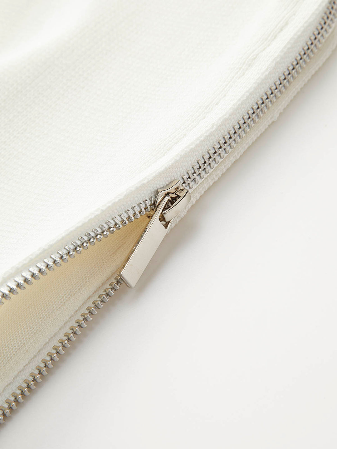 Стилна плетена тениска с къс ръкав и оребрена принтировка