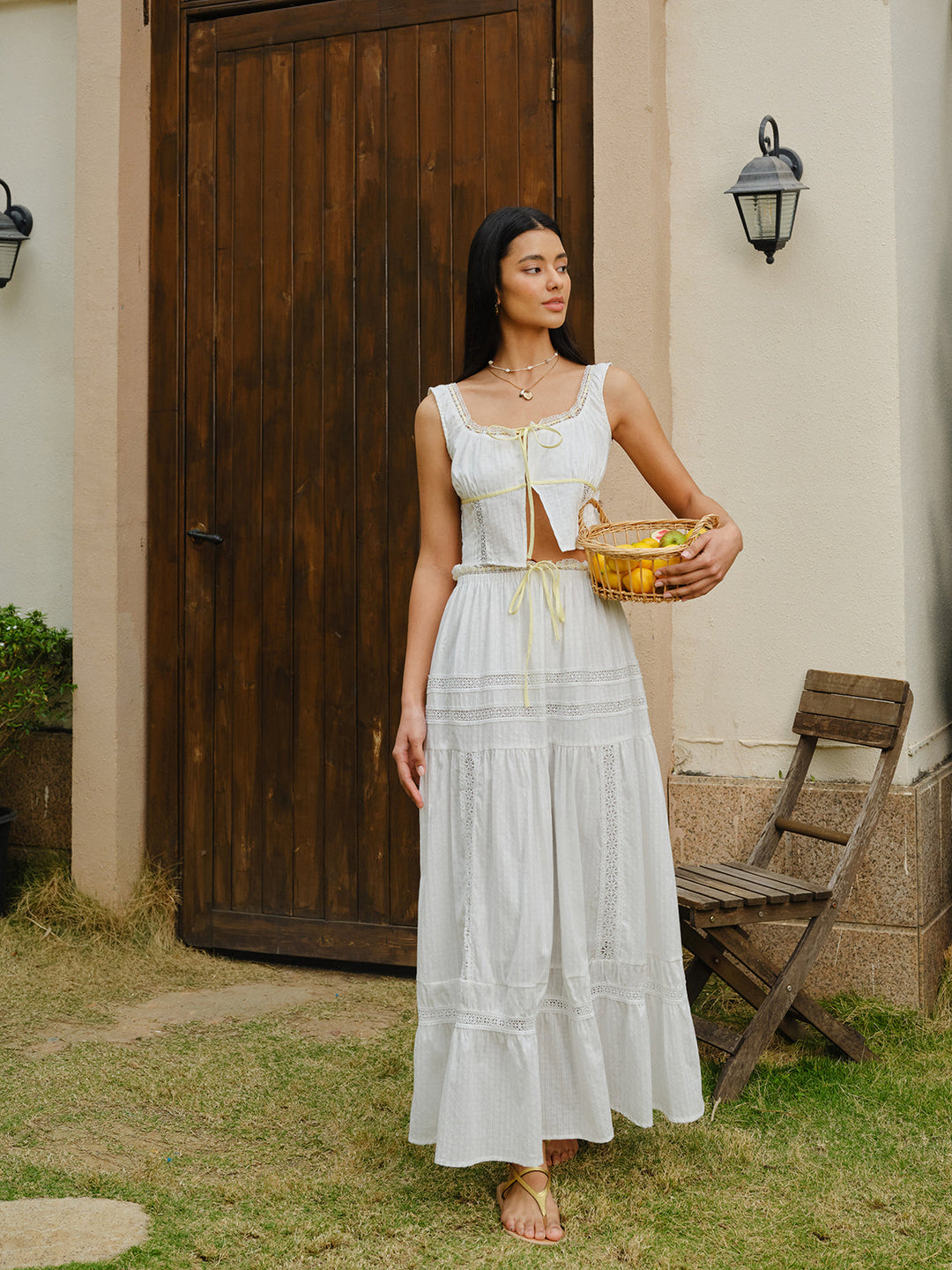 Şık Dantel Kenarları Olan Bağlamalı Kısa Üst ve Etek Takımı