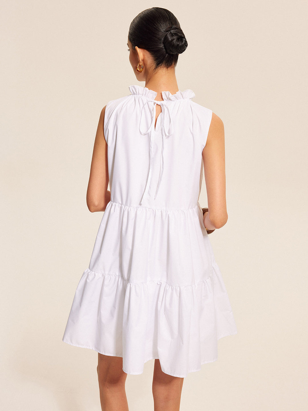 Şık Volanlı Bağcıklı Katmanlı Elbise ile Cazibeli Bir Görünüm