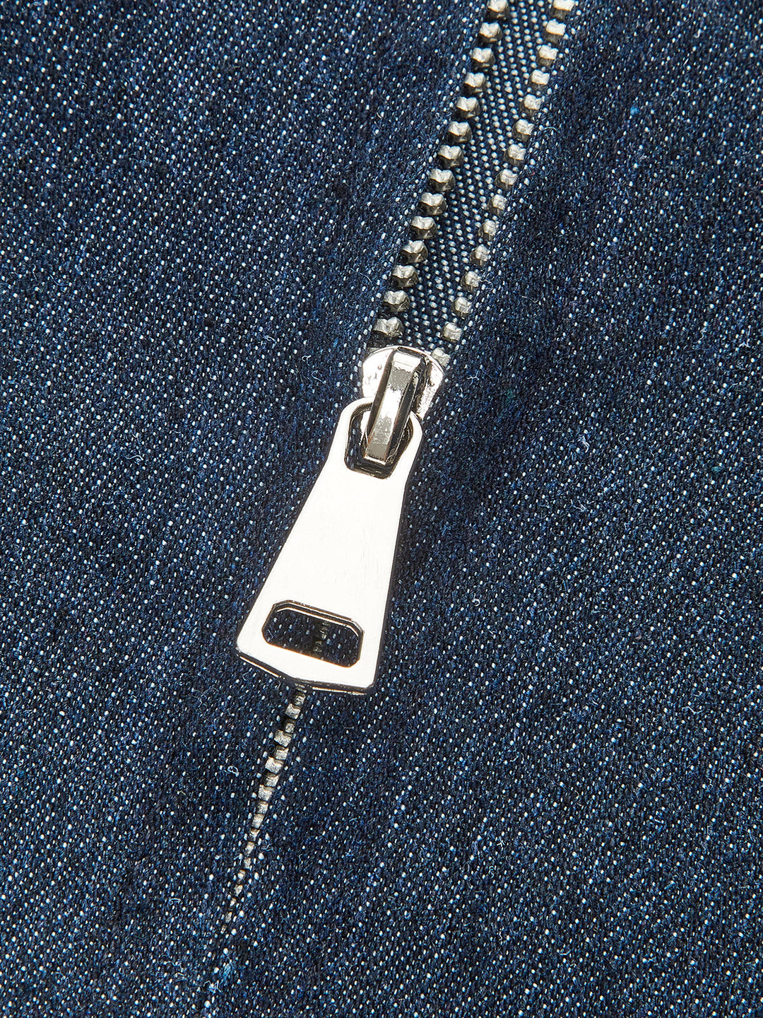 Безпроблемен стил с шикозната дънкова рокля без ръкави с волани