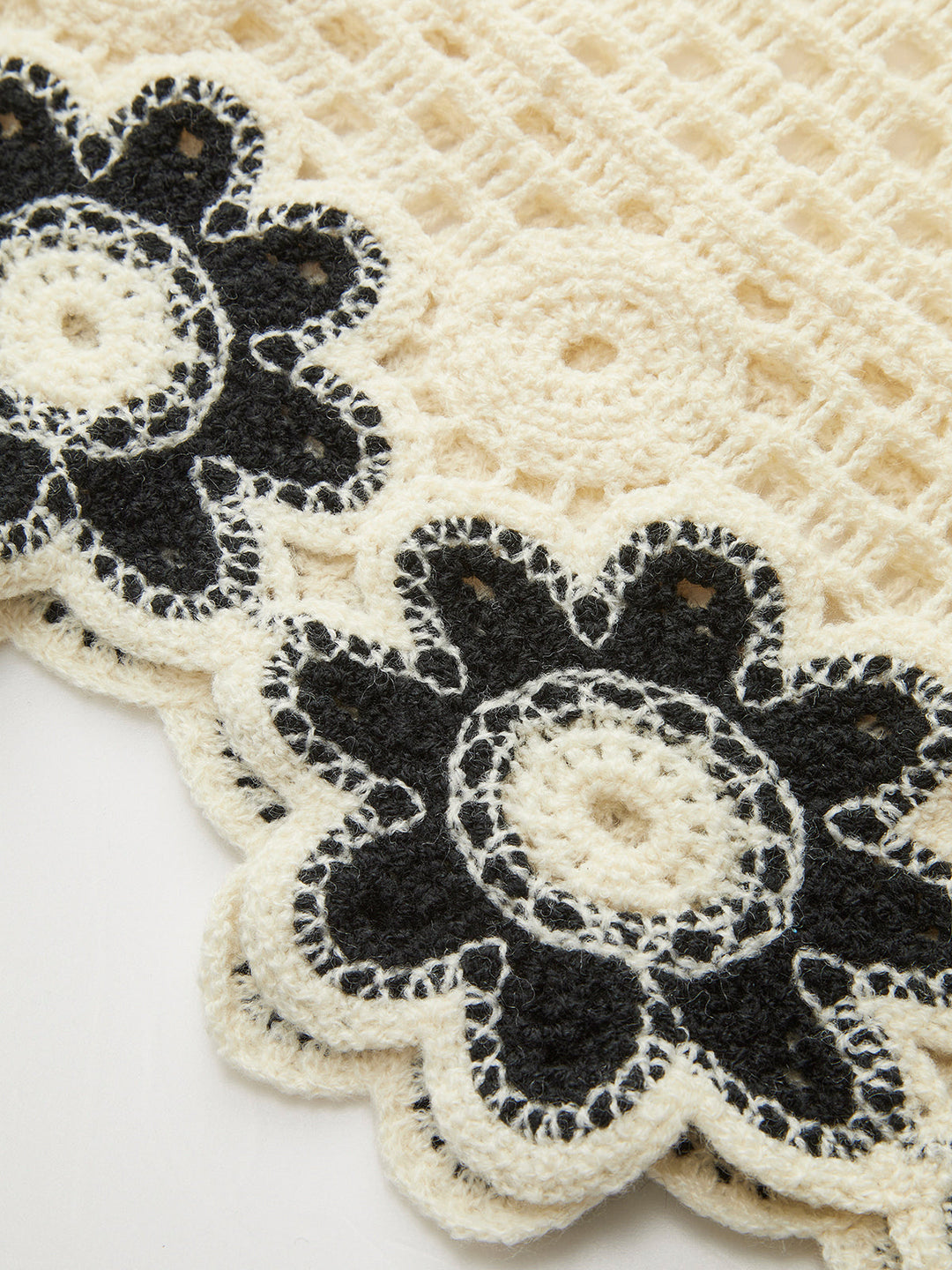 Güzelce Örülmüş Çiçek Desenli Üst ve Pantolon Takımı