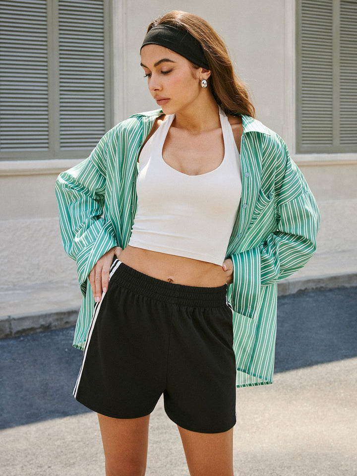 Şık Bir Görünüm için Şeritli Moda Şortlar