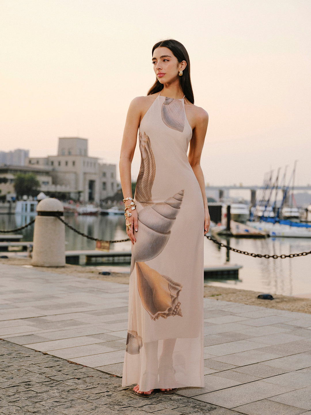 Стилна мрежеста рокля с отворен гръб и деколте