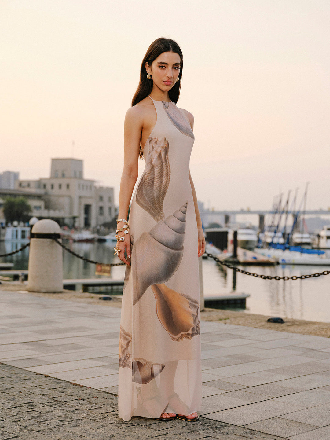 Стилна мрежеста рокля с отворен гръб и деколте