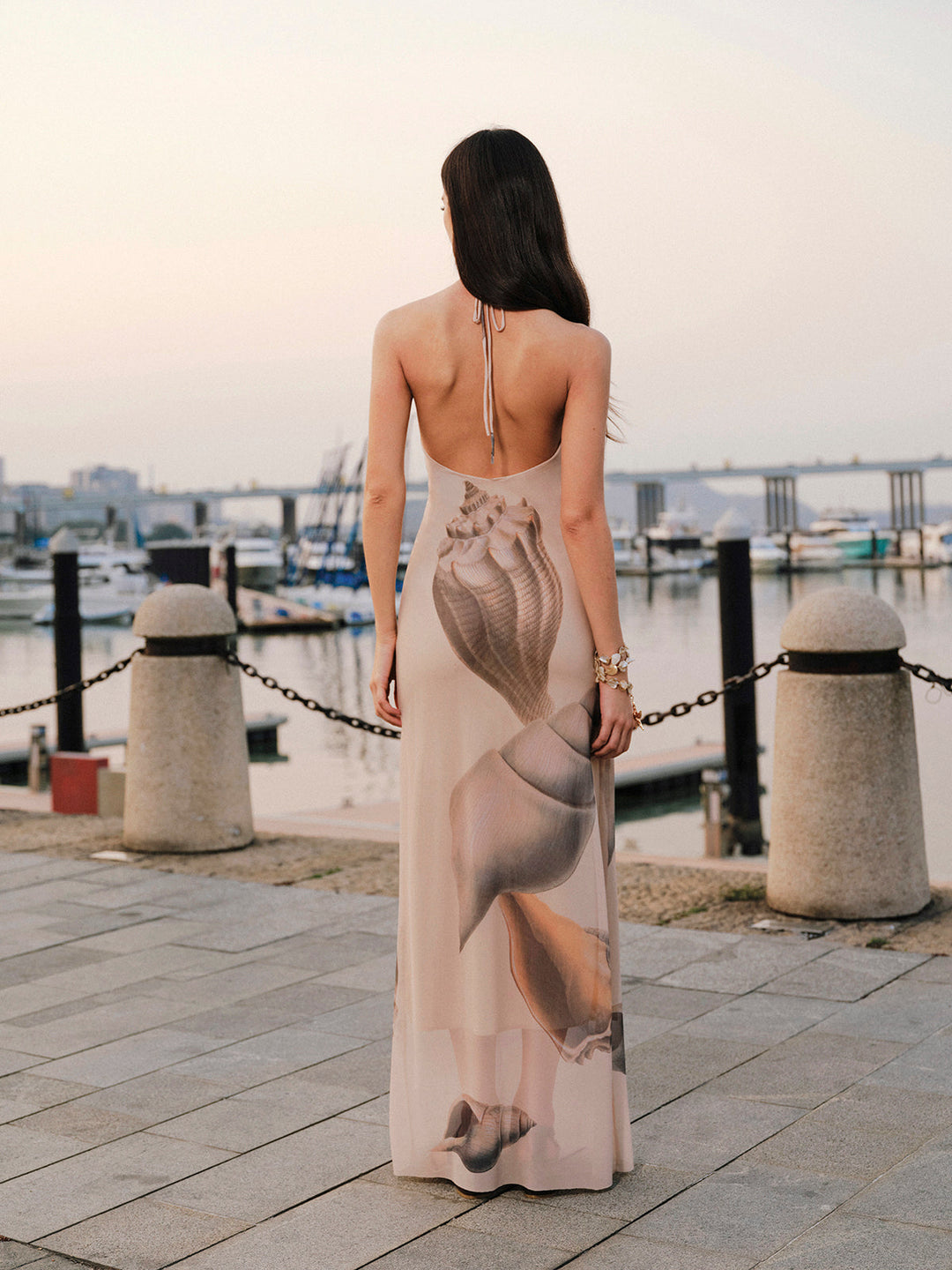 Стилна мрежеста рокля с отворен гръб и деколте