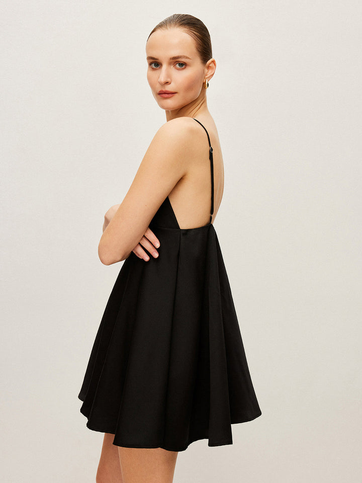 Şık V Yaka Dökümlü Askılı Elbise ile Zahmetsiz Zarafet