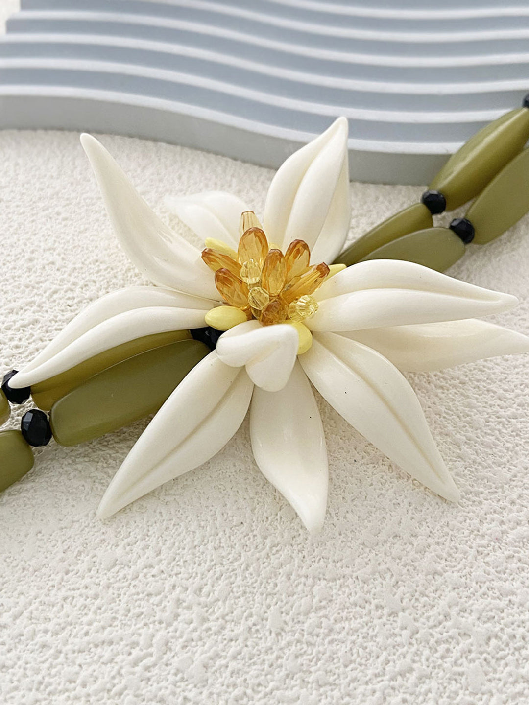 Атрактивна гривна с мъниста и флорален мотив с елегантни детайли