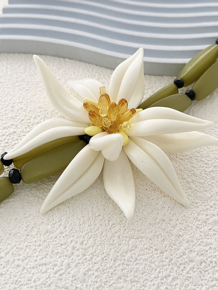 Атрактивна гривна с мъниста и флорален мотив с елегантни детайли