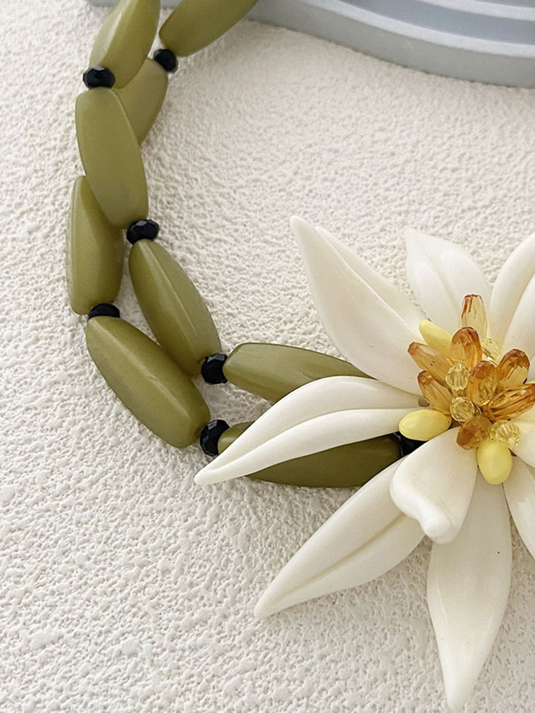 Атрактивна гривна с мъниста и флорален мотив с елегантни детайли