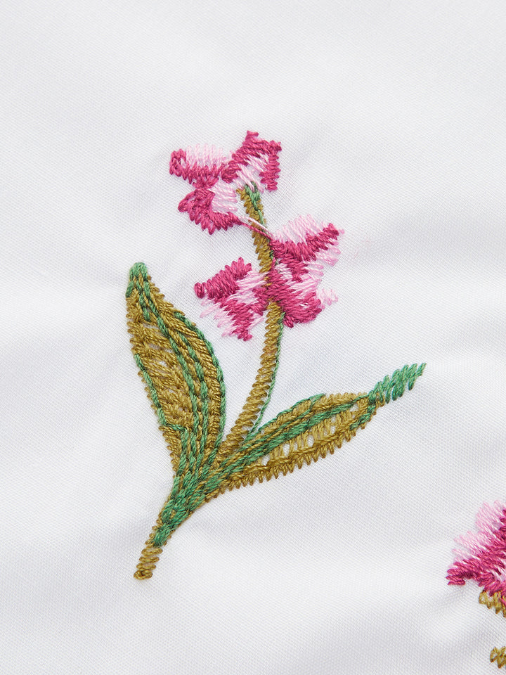 Çekici Puf Kol Bluz, Nakışlı Kelebek Kenar Detayı ve Şık Fiyonk ile