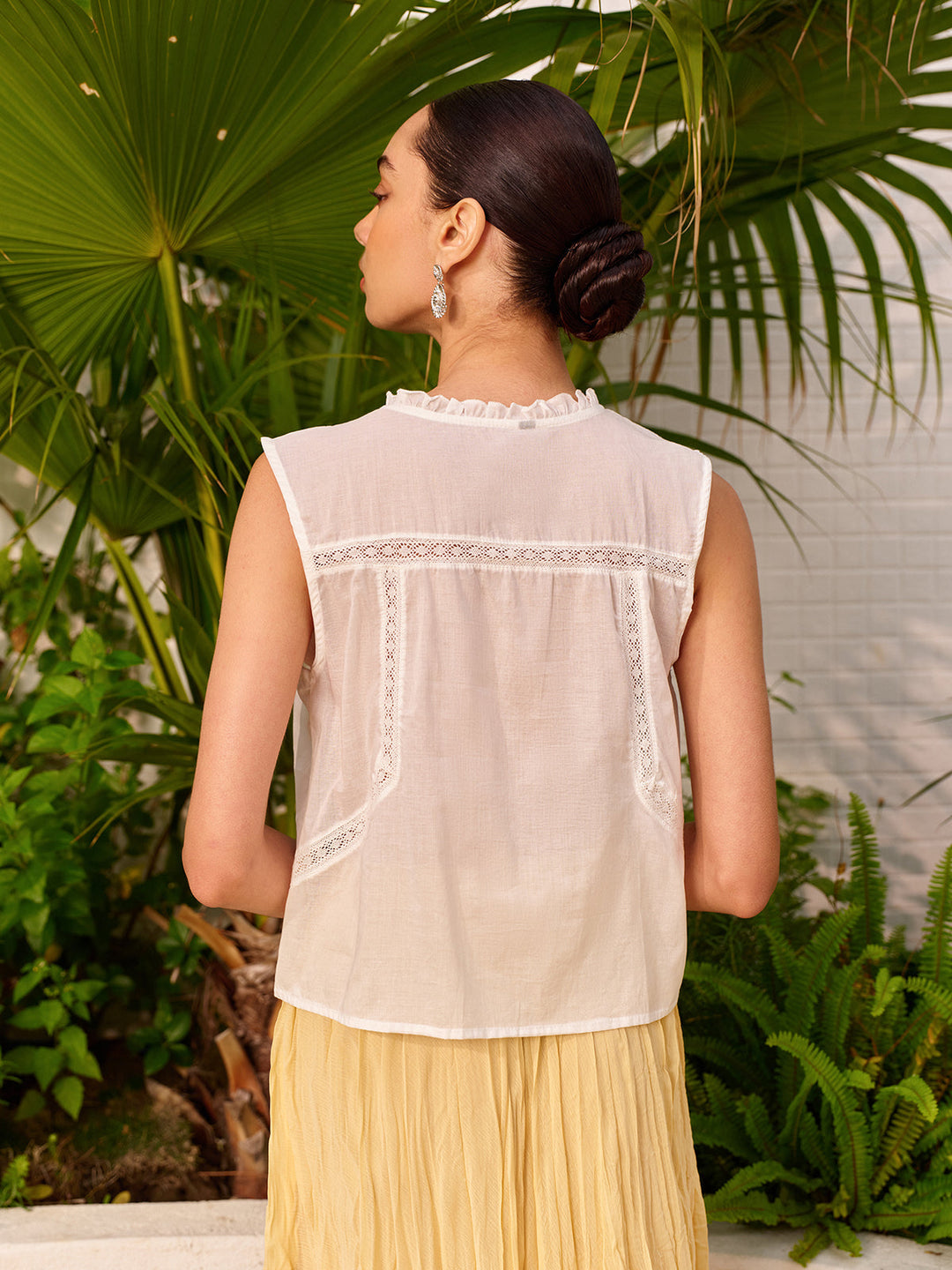 Полупрозрачна дантелена блуза с бродерия и стилна вратовръзка